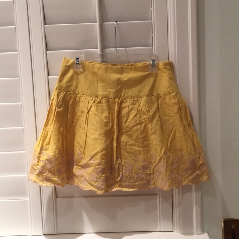 Super cute yellow skirt!